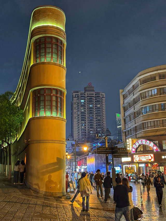 From Golden Gates to Timeworn Alleys: A Spring Walk in Kunming’s Old Soul
