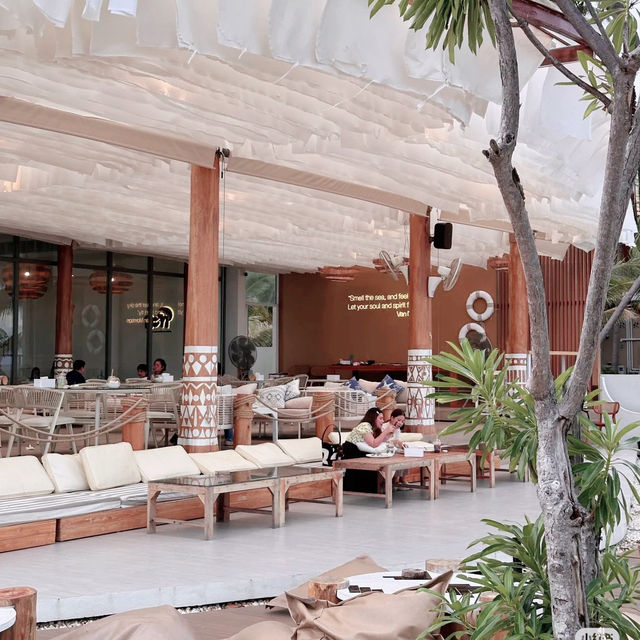 Luca Beach Club Sichon คาเฟ่และร้านอาหารริมทะเล