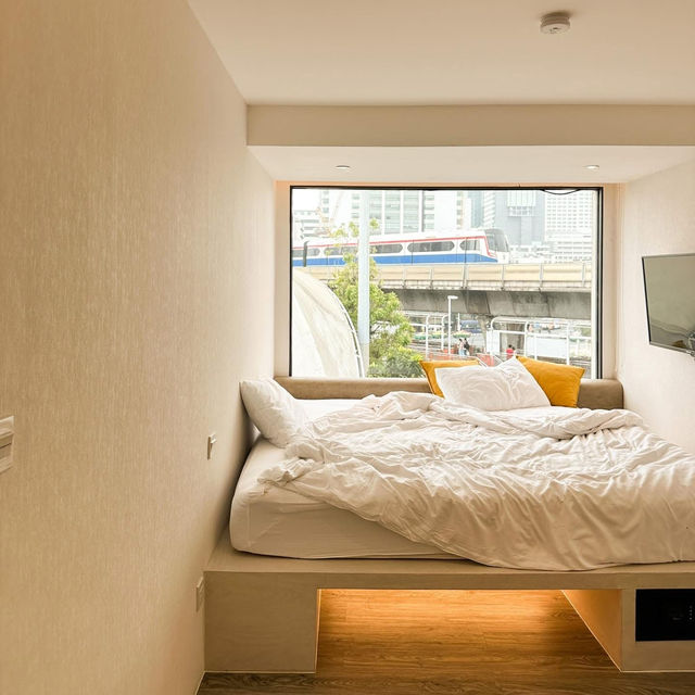 Yello Rooms Hotel ที่พักวิวรถไฟฟ้าสุดปัง
