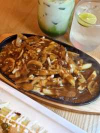 西環石塘咀餐廳，有供應邪惡Poutine