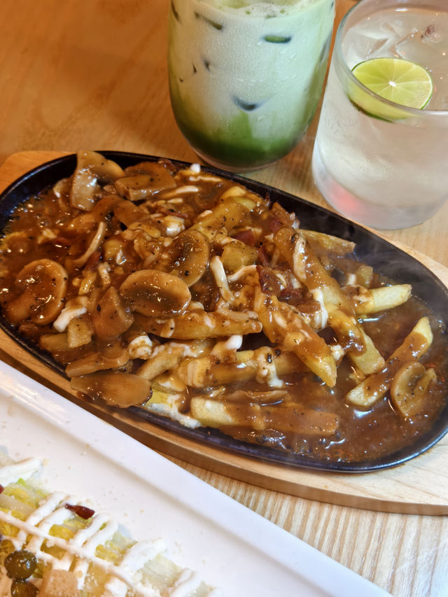 西環石塘咀餐廳，有供應邪惡Poutine