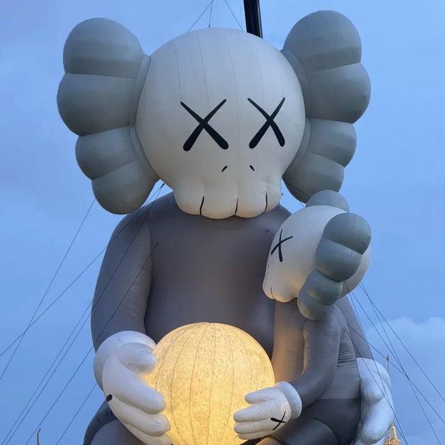 🎈KAWS Giant Sculpture Lands in Bangkok! | Free Public Art Exhibition