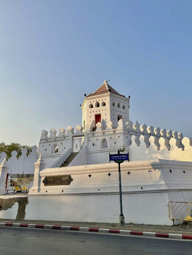 Santichaiprakarn Park: Riverside Peace by the Old Fort