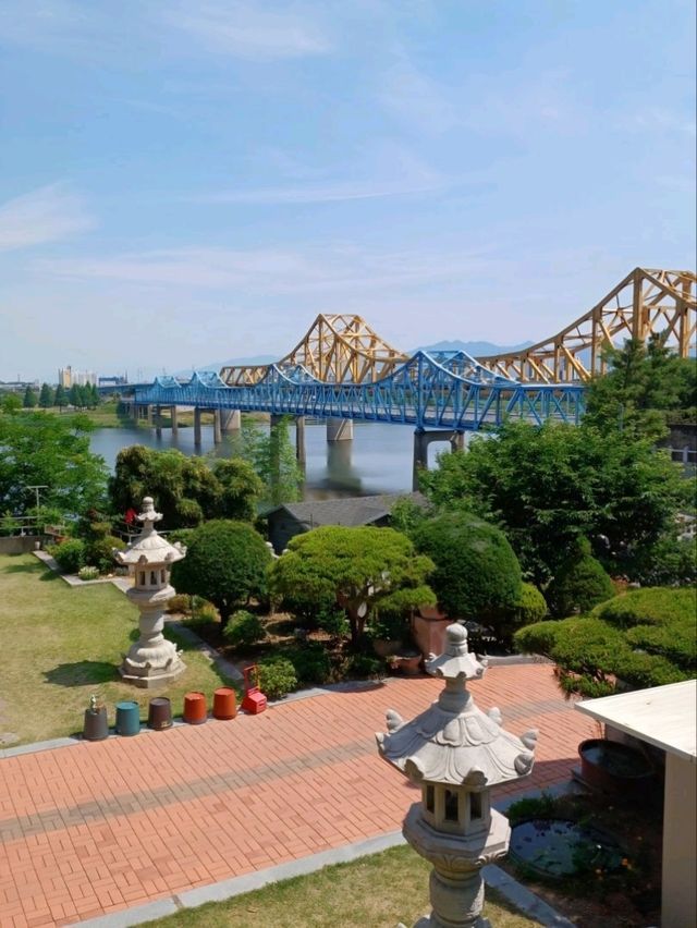 절벽 위에 걸린 풍경화