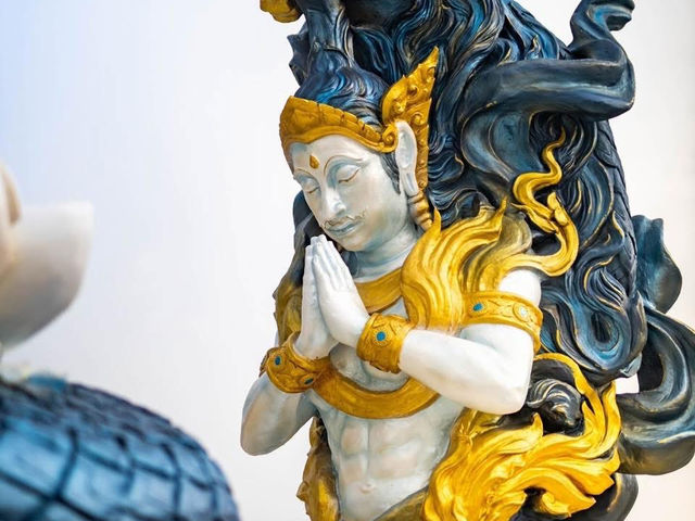 タイ東北部の静寂な寺院で、仏教の深い教えに触れてみてください。🕊️🌿