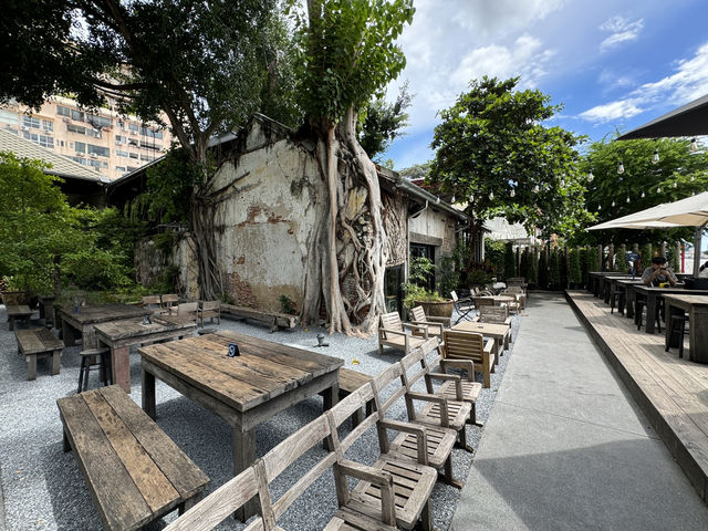Sipping Through Time by the River: A Hidden Gem in Bangkok’s Talat Noi