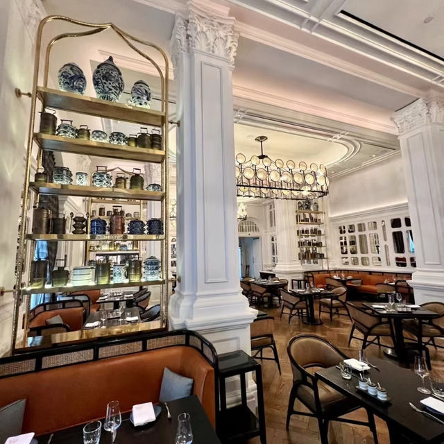 Raffles Hotel Singapore: An Icon of Luxury & History! 🥂🇸🇬✨