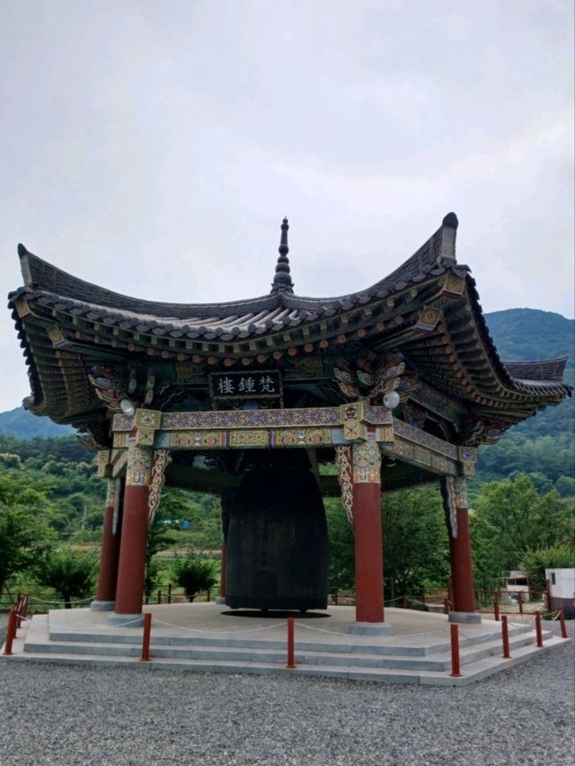 고요한 숲길 따라 만나는 단아한 사찰
