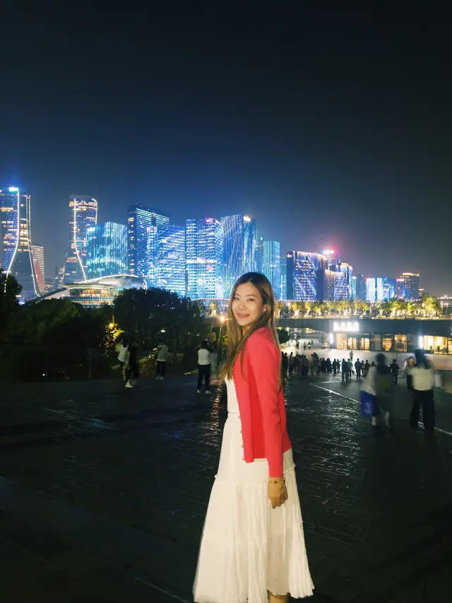 Enjoy the light show along the Qiantang River