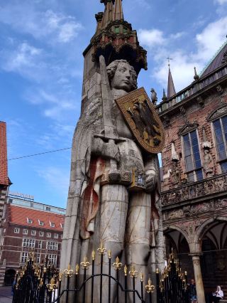 🗿 Medieval pride lives on! A historical walk at Bremen City Hall and the Roland Statue 🕰️