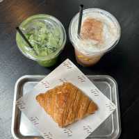 “จิบกาแฟในร้านดีไซน์ลอฟต์คลีนๆ 