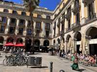 【Pl. Reial（Plaça Reial）｜ガウディ照明が彩るゴシック地区の陽だまり広場】