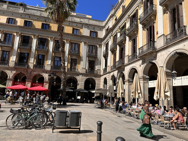 【Pl. Reial（Plaça Reial）｜ガウディ照明が彩るゴシック地区の陽だまり広場】