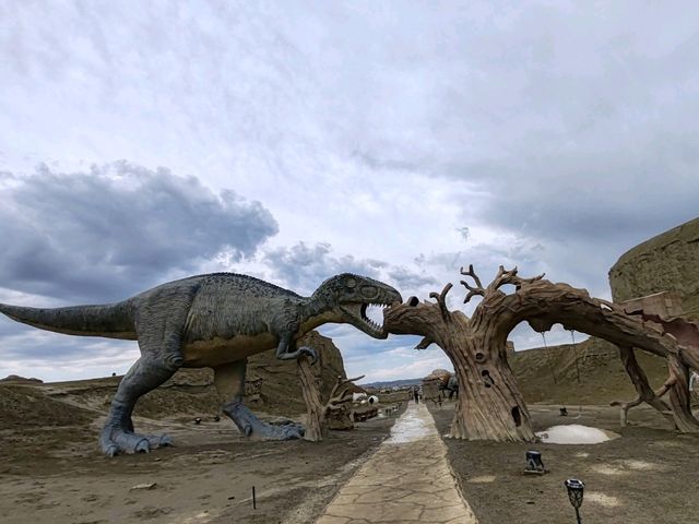 Maze of Dragon Bones: Dinosaur Valley in Devil City