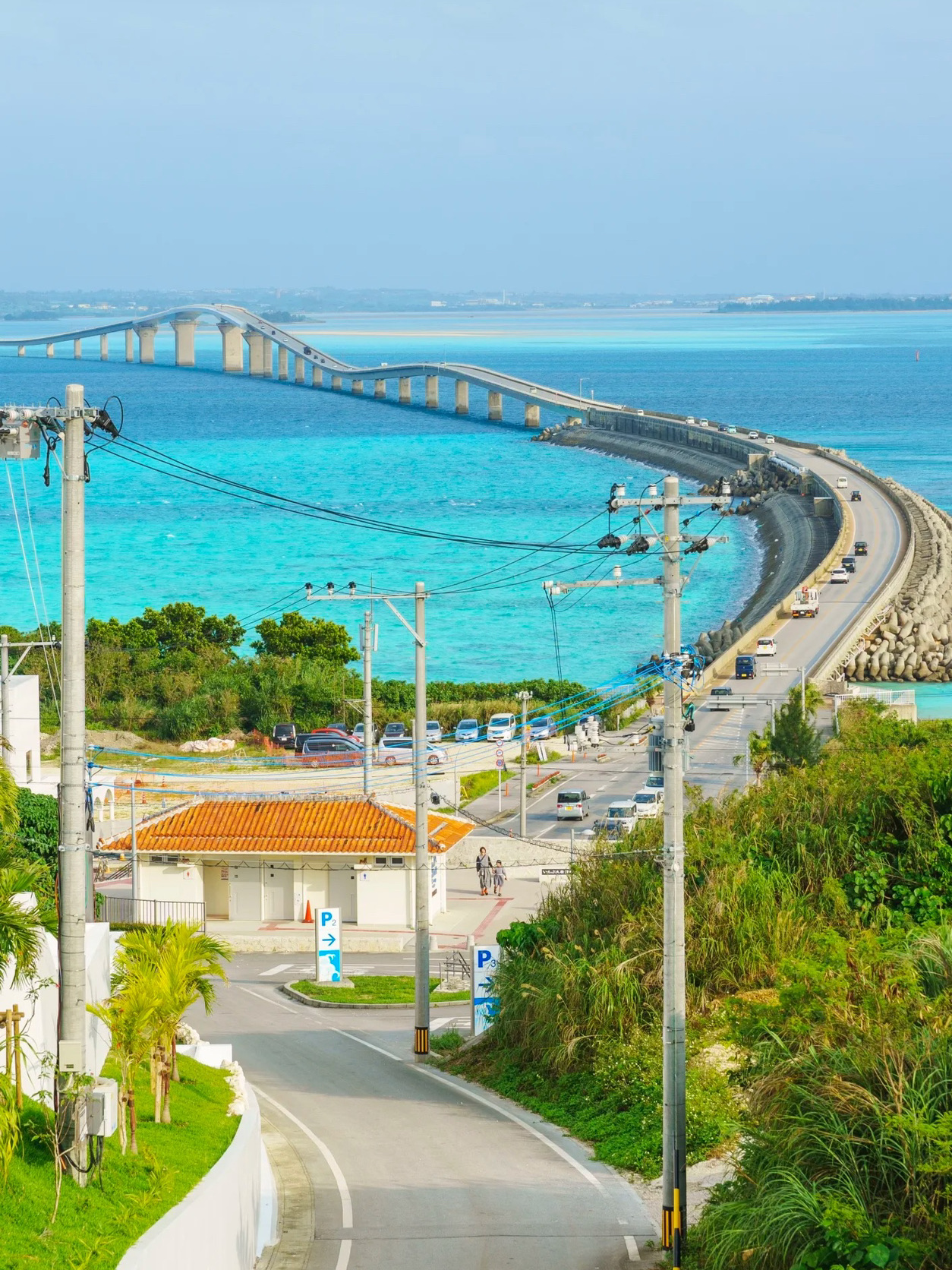 

如果必須選擇「沖繩最喜歡的島嶼」
那肯定就是這座宮古島了💙
每當有朋友要來沖繩玩
我都會推薦：「如果有時間…一定要去這裡！」

✈️ 交通方式

– 只能搭乘飛機前往
– 從那霸機場 (Naha) → 約 40 分鐘
– 航班頻繁 / 從香港、東京、首爾出發都非常方便
– 島上有 2 個機場：
• 宮古機場 (Miyako Airport) 靠近市區
• 下地島機場 (Shimojishima) 距離較遠但非常美麗
飛機降落時，能看到鮮豔的藍色珊瑚礁與清澈的海水交織，感覺像夢境一般 🌊✨

🚗 島上交通

🚌 公車：班次少，需要仔細規劃時間，有些站點下車後還需步行很長一段路
🚖 計程車：可透過 DiDi App (國際版) 輕鬆叫車，但價格偏高，符合日本風格
🚲 租借自行車：租車店很多 + 有些飯店也有提供
(普通自行車和電動自行車都有)
🚘 自駕：僅需持有國際駕照 (IDP) 或日本駕照

💙 宮古島的特色

– 海水處處皆美，不需特地前往地標景點
– 海水清澈如「果凍海」，不輸馬爾地夫
– 寧靜、平和、不喧囂，非常適合放鬆心情
– 無論從哪個角度拍照，都像明信片一樣美麗

📌 小提醒：
對於這樣的小島，天氣非常重要！
希望您能幸運地遇到陽光普照、晴空萬里的日子 🌞
這樣才能看到島嶼最美麗的樣貌 ✨

🫶 宮古島是我此生想再次踏足的地方
如果有時間，建議您親自去體驗看看