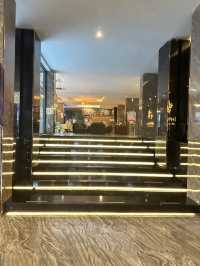 Concrete Calm in Bangkok’s Buzz, De Prime Awaits