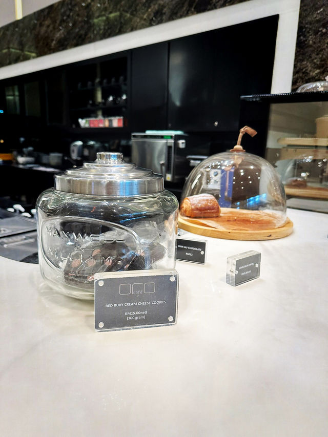 街の喧騒を忘れる午後、The Loungeで極上のひとときを