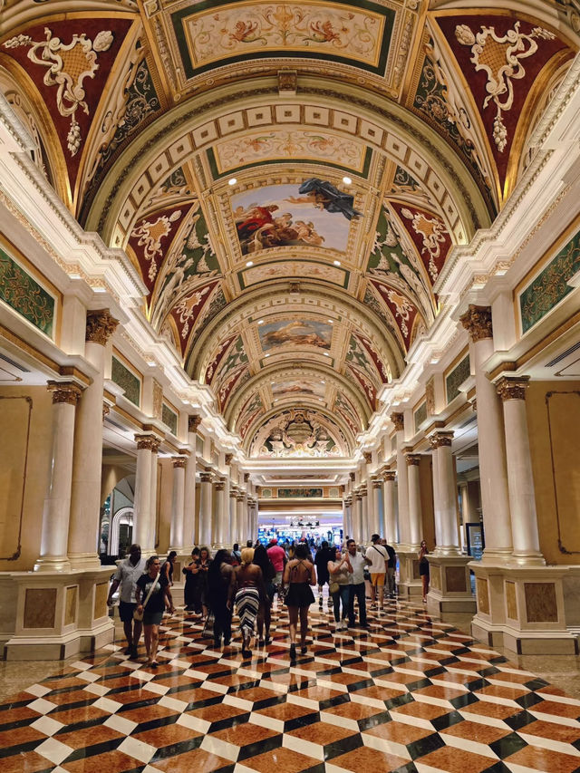 Inside the Venetian: Luxury Meets Accessibility 🍕🎲