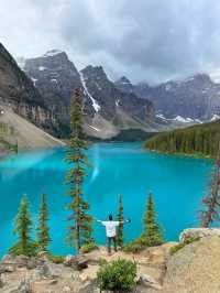 Moraine Lake ยอมในความฟ้าของทะเลสาบ