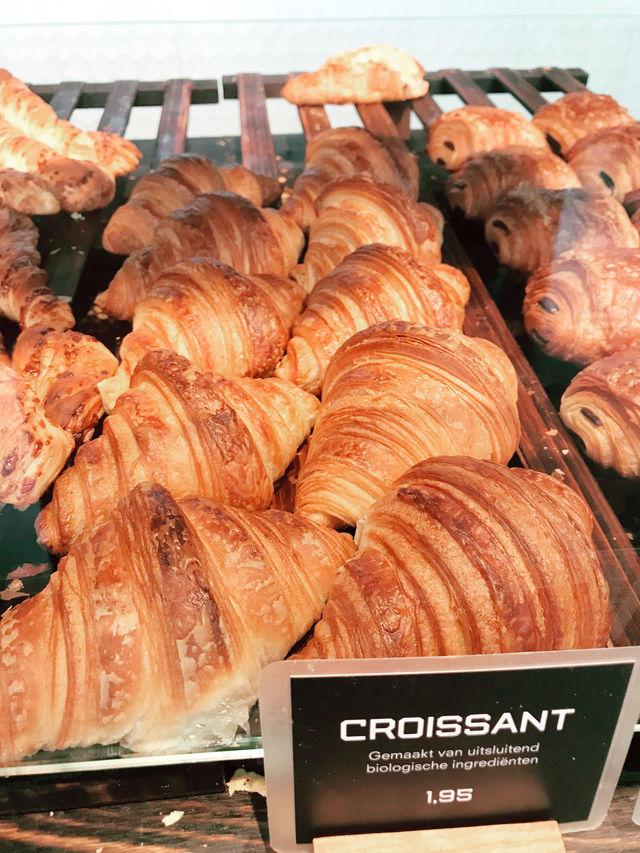 オランダ🇳🇱で人気のパン屋さん🥖 BBrood(ビー・ブロード)でNDSMでの朝食をアレンジする オランダ🇳🇱で人気のパン屋さん🥖 BBrood(ビー・ブロード)でNDSMでの朝食をアレンジする
