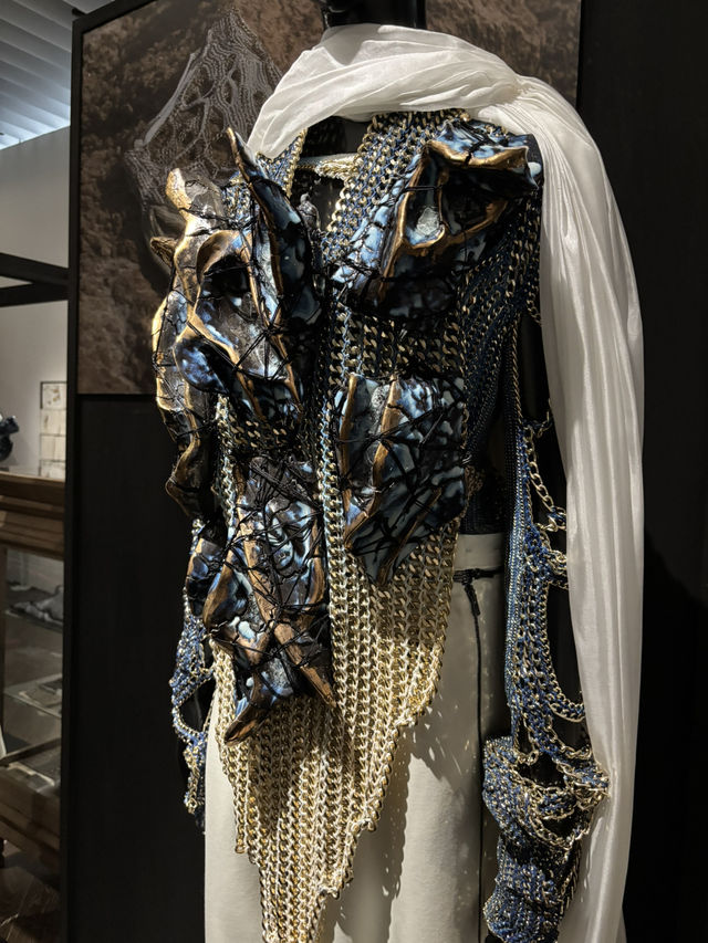 六本木ヒルズ東京シティビュー:中里唯馬展「天空を纏う / 砂漠が語る宇宙と巨大ナマズの物語」 