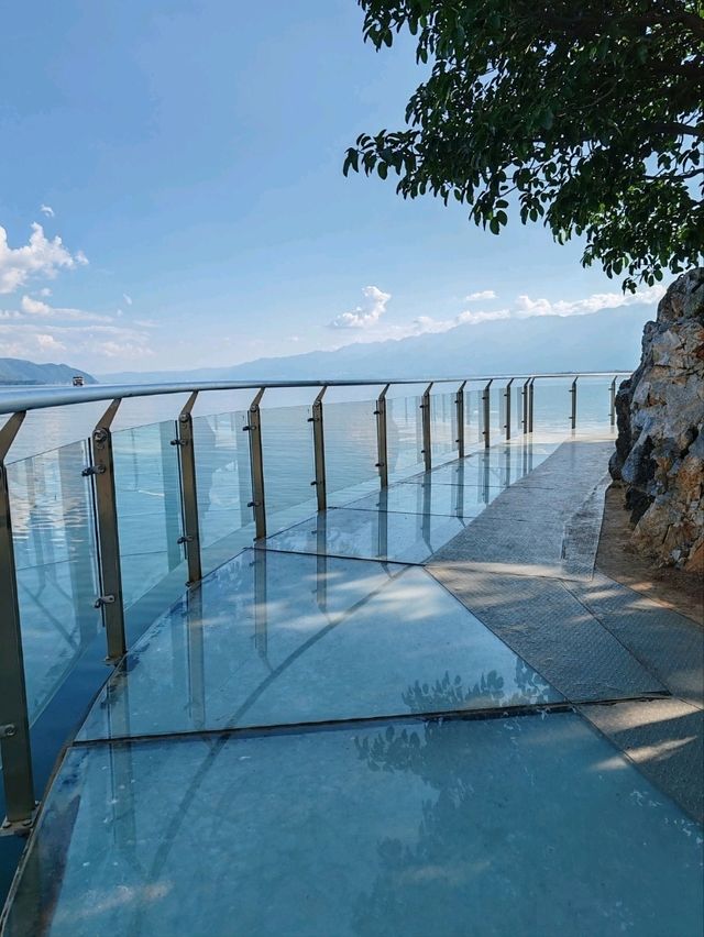 Island Stroll: Embracing the Beauty of Erhai Lake