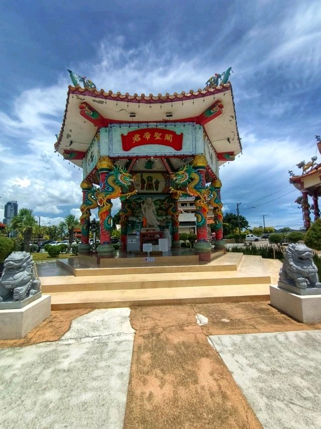 สักการะเทพเจ้ากวนอูริมทะเล