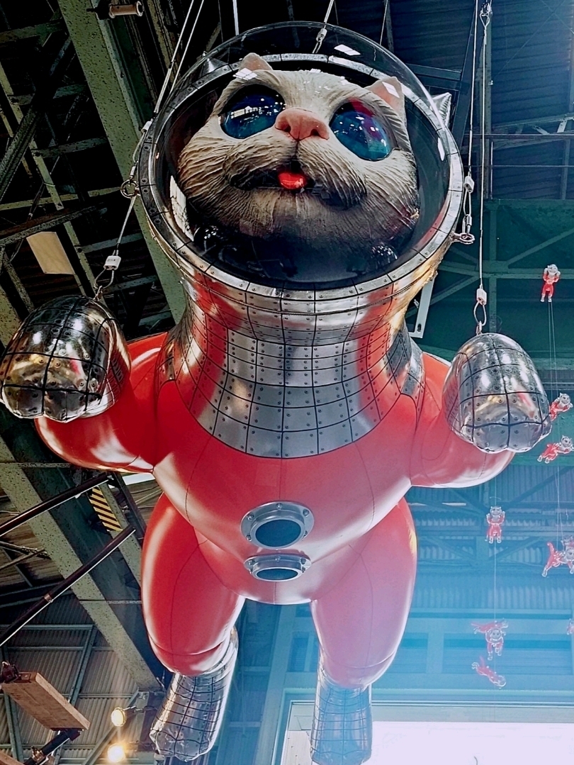 
🌌 宇宙貓神話的最終章降臨大阪！

🐱 擁有貓耳的太陽塔型宇宙船《LUCA號》
→ 矢野健二人氣系列「SHIP’S CAT」的集大成！

✨ 幻想般的1,000平方米空間
→ 與其他藝術家作品合作，體驗廣闊的世界觀！

🌠 以宇宙與生命起源為主題
→ 只要觀看就令人興奮，心靈彷彿進行宇宙旅行！

📅 展覽概要

展期：2025年10月3日（五）～11月3日（一・國定假日）

開館日：週五、週六、週日

入場費：免費（開幕活動除外）

📍會場：MASK［MEGA ART STORAGE KITAKAGAYA］

交通：地下鐵北加賀屋站

詳情請參閱官方網站。

只有在大阪才能體驗的「宇宙貓神話最終章」✨
想去就現在！一起跳入令人心動的幻想世界吧🌠