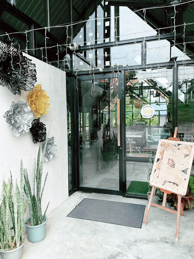 Lakeside Café at Sepang Circuit: Dining with a View