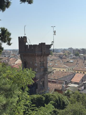 ## การเดินทางสู่อูดิเน อิตาลี: การผจญภัยที่ไม่มีวันลืม

อูดิเนตั้งอยู่ทางตะวันออกเฉียงเหนือของอิตาลี เป็นอัญมณีที่ซ่อนเร้นและมักถูกมองข้ามเมื่อเทียบกับเมืองที่มีชื่อเสียงกว่าอย่างเวนิสและฟลอเรนซ์ เมืองที่มีเสน่ห์แห่งนี้ เปี่ยมไปด้วยประวัติศาสตร์อันยาวนาน สถาปัตยกรรมอันน่าทึ่ง และวัฒนธรรมอันมีชีวิตชีวา มอบประสบการณ์อันน่าประทับใจที่ผสมผสานกันอย่างลงตัว ทำให้อูดิเนเป็นจุดหมายปลายทางที่พลาดไม่ได้ การเดินทางไปยังอูดิเนครั้งล่าสุดของฉันนั้นน่าประทับใจอย่างยิ่ง ฉันได้สำรวจถนนหนทางอันน่าหลงใหล ดื่มด่ำกับอาหารรสเลิศ และดื่มด่ำกับบรรยากาศอันเป็นเอกลักษณ์

### เสน่ห์แห่งจัตุรัสลิเบอร์ตา

การผจญภัยของฉันเริ่มต้นที่ใจกลางเมืองอูดิเน ณ จัตุรัสลิเบอร์ตาอันงดงาม จัตุรัสแห่งนี้มักถูกขนานนามว่าเป็นหนึ่งในจัตุรัสที่สวยที่สุดในอิตาลี ผสมผสานอิทธิพลของเวนิสและออสเตรียได้อย่างน่าทึ่ง รายล้อมไปด้วยอาคารอันหรูหรา รวมถึง Loggia del Lionello อันตระการตา จัตุรัสแห่งนี้จึงเต็มไปด้วยชีวิตชีวา ฉันหลงใหลในรายละเอียดอันประณีตของสถาปัตยกรรม ตั้งแต่ซุ้มประตูโค้งอันงดงามไปจนถึงด้านหน้าอาคารที่วิจิตรบรรจง ขณะที่ฉันเดินเตร็ดเตร่ไปตามจัตุรัส พ่อค้าแม่ค้าท้องถิ่นก็นำผลผลิตสดใหม่และสินค้าหัตถกรรมมาจำหน่าย เสริมบรรยากาศให้มีชีวิตชีวา จัตุรัสแห่งนี้เป็นสถานที่พบปะของทั้งชาวเมืองและนักท่องเที่ยว และเป็นจุดที่สมบูรณ์แบบสำหรับการจิบคาปูชิโนพลางดื่มด่ำกับทัศนียภาพและเสียงของเมืองอูดิเน

### สำรวจปราสาทอูดิเน

เพียงเดินจากจัตุรัสไปไม่ไกล ฉันก็ได้พบกับปราสาทอูดิเนอันโอ่อ่าตระการตา ตั้งอยู่บนยอดเขาที่มองเห็นทิวทัศน์ของเมือง ป้อมปราการยุคกลางแห่งนี้มีกำแพงสูงตระหง่านและวิวพาโนรามา บอกเล่าเรื่องราวอดีตของอูดิเน ขณะที่ฉันปีนขึ้นไปบนเส้นทางที่สูงชันสู่ปราสาท ความคาดหวังก็เพิ่มพูนขึ้นทุกย่างก้าว เมื่อเข้าไปข้างใน ฉันก็พบกับกำแพงหินโบราณที่สลับซับซ้อนและลานบ้านอันมีเสน่ห์ ไฮไลท์ของการมาเยือนของผมคือพิพิธภัณฑ์ Museo del Castello อันน่าประทับใจ ซึ่งจัดแสดงงานศิลปะและโบราณวัตถุทางประวัติศาสตร์มากมายที่เผยให้เห็นมรดกอันรุ่มรวยของภูมิภาคนี้ เมื่อยืนอยู่บนเชิงเทินของปราสาท ผมได้รับรางวัลเป็นวิวทิวทัศน์อันน่าทึ่งของชนบท Friuli ซึ่งเป็นภาพที่ทำให้การปีนขึ้นไปนั้นคุ้มค่า ปราสาทแห่งนี้ไม่เพียงแต่ให้มุมมองทางประวัติศาสตร์ของอูดิเนเท่านั้น แต่ยังเป็นฉากหลังอันงดงามสำหรับการถ่ายภาพที่น่าจดจำอีกด้วย

### มนต์เสน่ห์แห่งมหาวิหารอูดิเน

ถัดไปในแผนการเดินทางของผมคือมหาวิหารอูดิเน ผลงานชิ้นเอกทางสถาปัตยกรรมอันน่าทึ่งที่ตั้งตระหง่านเหนือเส้นขอบฟ้าของเมือง มหาวิหารสไตล์บาโรกแห่งนี้รู้จักกันในชื่อ Cattedrale di Santa Maria Maggiore ประดับประดาด้วยจิตรกรรมฝาผนังอันวิจิตรบรรจงและงานศิลปะที่น่าหลงใหล เมื่อก้าวเข้าไปข้างใน ผมรู้สึกประทับใจทันทีกับแสงอันอ่อนช้อยที่ลอดผ่านหน้าต่างกระจกสี สาดส่องสีสันสดใสไปทั่วภายในอาคารหิน เพดานที่วาดโดย Giovanni Battista Tiepolo ศิลปินชื่อดัง เป็นภาพที่งดงามตระการตาที่ทำให้ผมรู้สึกทึ่ง ฉันใช้เวลาสักครู่เพื่อครุ่นคิดในบรรยากาศอันเงียบสงบ สัมผัสถึงความหนักอึ้งของประวัติศาสตร์อันยาวนานหลายศตวรรษ ณ สถานที่ศักดิ์สิทธิ์แห่งนี้ มหาวิหารแห่งนี้ไม่ได้เป็นเพียงแค่สถานที่สักการะบูชาเท่านั้น แต่ยังเป็นเครื่องพิสูจน์ถึงศิลปะและความศรัทธาอันเป็นเอกลักษณ์ของวัฒนธรรมอูดิเนอีกด้วย
