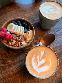 CAFÉ WITH GREAT COFFEE & PASTRIES.