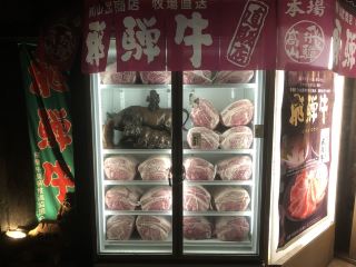 Hida Takayama, Japan | Rich Old Street x Hidden Hida Beef Shop, is it worth the three-hour drive? A must-have for carnivores!

If you encounter some city pressure while traveling in Nagoya, take a trip north to escape the world! About a three-hour drive from Nagoya, Takayama is a famous old street town in Japan, full of nostalgia. It's said that "not eating Hida beef in Takayama means you haven't been here", but in fact, in addition to the Internet-popular Marumi barbecue restaurant, there is also a really hidden shop "Yamabu Shop" worth your special trip to find, eat really will not regret!

Takayama Ancient Street—a second through the old times
The most attractive thing about Takayama must be its large area of ​​ancient buildings and old streets. Walking down it is like entering a Japanese drama scene. The wooden board houses, small souvenir shops, and old sake shops along the way are very sentimental, and you will meet locals wearing kimonos for photos. I recommend you to go to Sanmachi Old Street for a walk. It's great for taking pictures!

Must-eat recommendation—Sanbu Shop | Grilled, CP value!
Yamabu Shop (さんぶしょうてん)
Address: 30 Kamisan-cho, Takayama City, Gifu Prefecture

Compared to popular barbecue restaurants in chains or online, the Shanbu Shop is really "low-key yet material", with a small pavement, probably only four or five tables. But the most amazing thing is that you can choose which piece of beef you want on the spot, and then order it, cut it, and grill it! Each piece of beef is cut to just the right thickness, evenly oiled, grilled out and melts in your mouth, the beef flavor is super heavy. Don't underestimate its small shop, the quality and price are definitely worth it! Even if you go alone, don’t be afraid of embarrassment (I see a lot of locals, sitting alone to grill beef, super chill).

Photo spots around Takayama Ancient Street + small shop recommendations
Attractions |Miyagawa Morning Market
The market opens in the morning hours (approx. 07:00-11:30) selling fresh fruits, pickles and authentic crafts, with tourists and locals coming to grab a limited edition dessert.

Coffee Shop | Hida Takayama Coffee House
There are several Showa-style cafes in the city center. We recommend "Cafeバグパイプ" for authentic roasted coffee and handmade cakes.

Tip: Alpine streets have never been too crowded. Although it is lively on holidays, it will be more comfortable to go on weekdays. Remember to stay and eat Hida beef while you're crazy about taking pictures!

Transportation guide
From Nagoya, take the JR Hida Special Express (ワイドビューひだ) directly to Takayama Station for about three hours. After exiting Takayama Station, you can walk to Old Street, which is very convenient.

Extended itinerary: Ancient street + Hida beef + hot spring
For deep relaxation, you can stay at a local hot spring inn for one night and slowly stroll through the ancient streets the next day. There are also authentic cultural attractions such as Hida Folk Village and Sakurayama Hachimangu Shrine nearby.

#Takayama Ancient Street #Hida Beef #Around Nagoya #Hidden Barbecue #Japan Travel