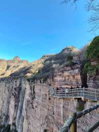 เดินริมผาที่อุทยาน Tianjieshan — สวย อลังการ