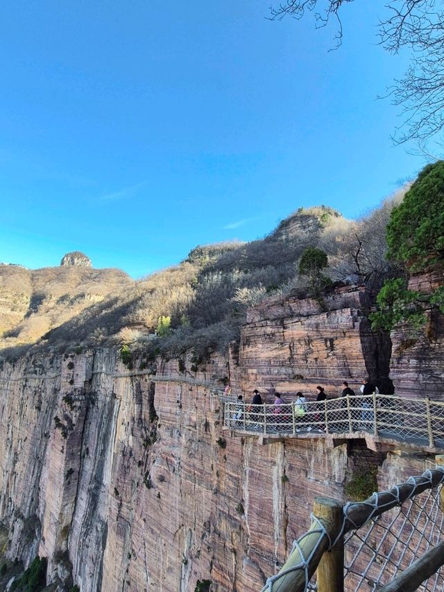 เดินริมผาที่อุทยาน Tianjieshan — สวย อลังการ เดินริมผาที่อุทยาน Tianjieshan — สวย อลังการ