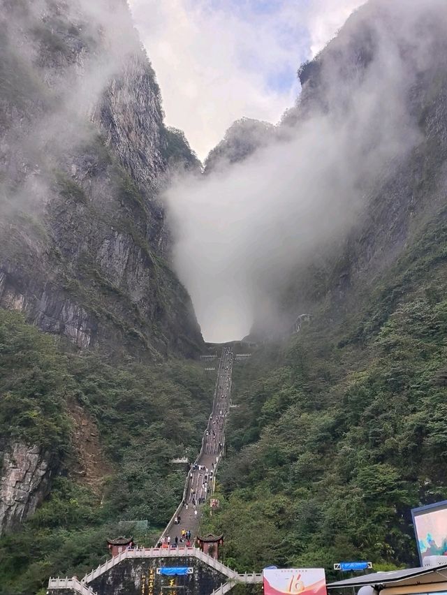 Гора Тяньмэнь прекрасна даже в тумане! Гора Тяньмэнь прекрасна даже в тумане!