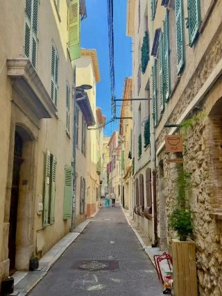 Antibes — Sunlight, Sea Breeze, and the Slow Pulse of the French Riviera
