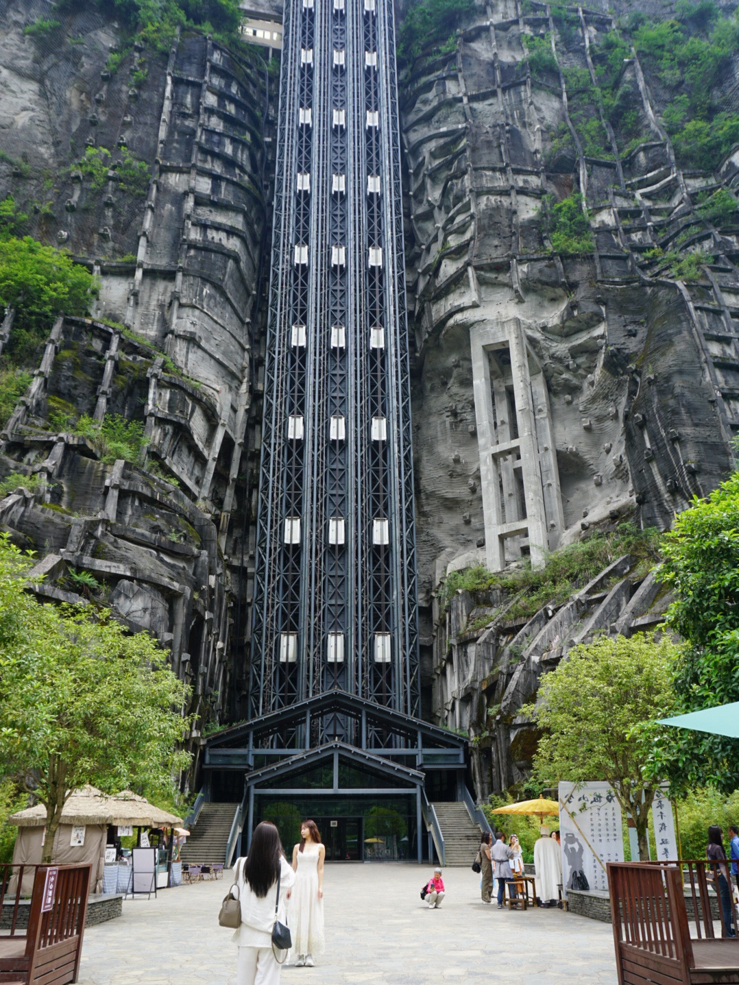 If there's one place in Chongqing that makes me stop in my tracks and look up in awe over and over again, it's undoubtedly the "Three Natural Bridges."

The moment I reached the bottom of the valley, my very first thought was, "I am so small" compared to the colossal natural stone bridges towering right in front of me. Mother Nature took millions of years to craft this masterpiece, and today, I had the privilege of standing amidst its sheer magnificence.

The entire trail is packed with scenery straight out of a movie—towering cliffs, lush green forests, cascading waterfalls, and incredibly crisp air. Every single corner is a picture-perfect spot that barely needs any editing.

One of my absolute favorite highlights was walking beneath all three of these giant natural arches. Each one boasts its own unique character and epic scale. It’s a thrilling yet serene and awe-inspiring experience all rolled into one.

To anyone planning a trip to Chongqing, I'd say this isn't just a tourist attraction; it's an experience that truly showcases the raw power of nature.

This is a destination that completely exceeded my expectations and easily ranks as one of the most rewarding trips in China. ❤️🇨🇳

⭐️ Personal rating: 10/10
📸 Photo spots: 10/10
🌿 Nature's grandeur: 100/10
✨ Impression: I definitely want to come back!