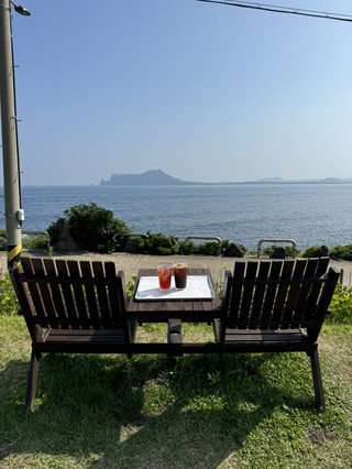 성산일출봉을 액자처럼 볼 수 있는 우도 카페가 여기였어요