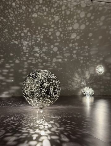 Lindy Lee: Between Myriad Worlds, The Myriad Stars – A Legendary