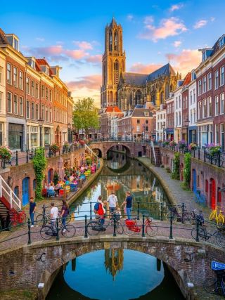 🇳🇱✨ ユトレヒト ― 想像以上にオランダらしい魅力が漂う、ロマンチックな運河の街。

アムステルダムが活気あふれる街だとすれば、ユトレヒトはより静かでクラシックな魅力に満ちています。旧市街には美しいレンガ造りの建物、歴史ある運河、そしてゆったりと散策するのにぴったりの魅力的な小道が数多くあります。🌿🏘️

✨ 見逃せない見どころ:
⛪ ドム塔 ― 街のランドマークであるこの歴史的な塔からは、ユトレヒトの街並みを一望できます。

🌊 オウデグラハト ― 港と川沿いのカフェが立ち並ぶ、街のメイン運河「ノイバット」。素晴らしい雰囲気を醸し出しています。

☕ 旧市街と運河沿いのカフェ ― 散策しながら建築物を眺め、コーヒーを片手に、ゆったりとした時間を過ごしましょう。

🏰 デ・ハール城 ― 時間があれば、ユトレヒトからほど近い、まるで絵本に出てくるようなデ・ハール城を訪れてみてください。

🚆 アクセス:アムステルダム中央駅から電車で簡単にアクセスできます。所要時間は約30分なので、日帰り旅行に最適です。

💫 私の感想:
ユトレヒトは、派手な観光スポットで注目を集めようとする街ではありません。古い運河や美しい建物、そして街の素朴な雰囲気など、小さなディテールを通して徐々に心を掴んでいく街です。

ユトレヒト ― ゆっくりと散策しながら、街角ごとに素敵な思い出を積み重ねていくのにぴったりの街です。🤍🇳🇱

#ユトレヒト #オランダ #オランダ旅行 #ヨーロッパ旅行