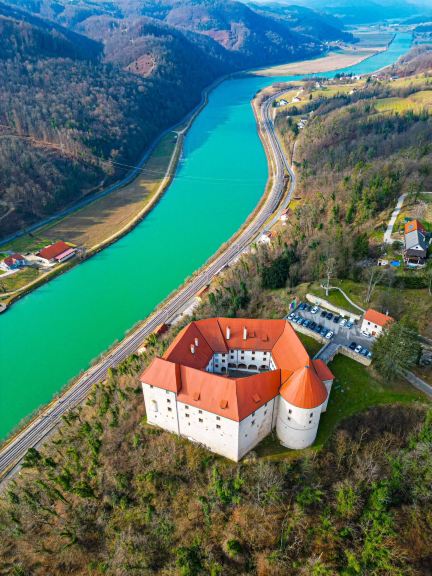 Живописная река и очарование старинного замка