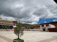Super beautiful and impressive temple - totally worth a visit!