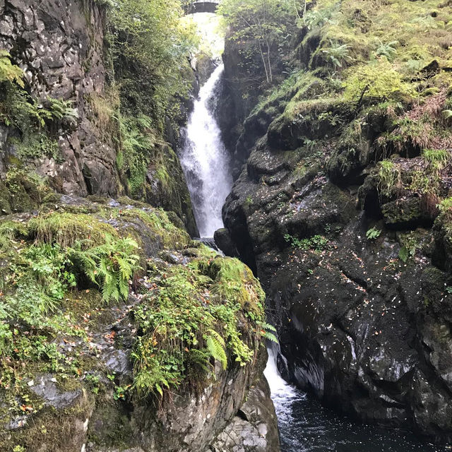 A waterfall to the lakes 