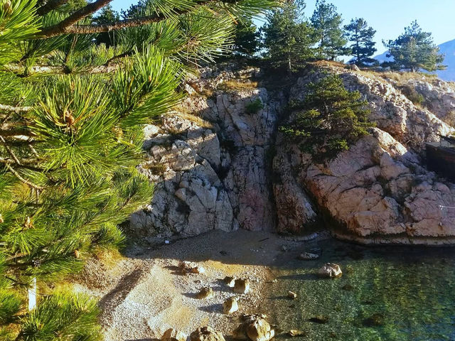 🌿 Paradise Between Rocks and Waves: Discover Bunuculuka Beach 🌊