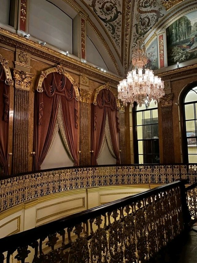 🏛️ Dolmabahçe Palace – Ottoman Grandeur on the Bosphorus