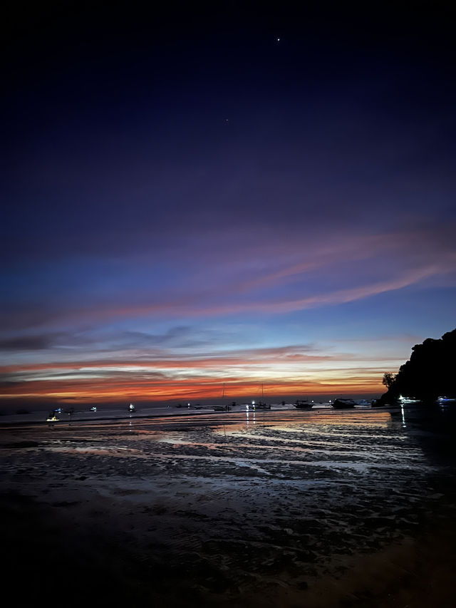 🌅✨ Boracay Sunsets – Where the Sky Falls in Love with the Sea 🌴💛 