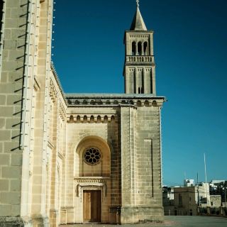 マルタの精神的な高み – 教会と崖