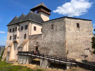 トレンチーン城のザポチスキー宮殿で中世の魔法を解き放つ 🏰✨