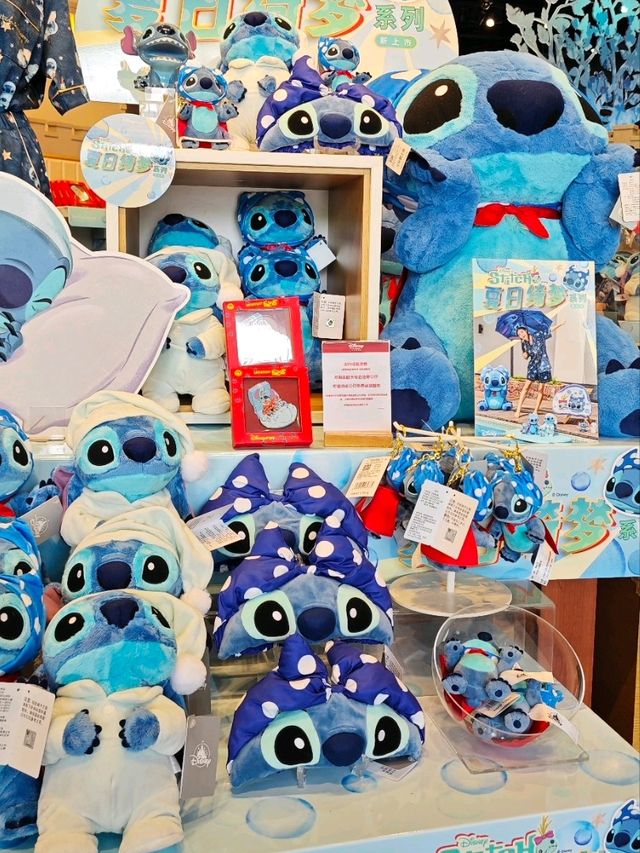 Heyyyy here we are at Disney Storeeee