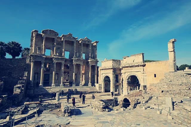 The vicissitudes of history in ruins.